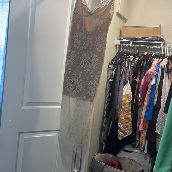 Trade for xs Serelle sand lace midi dress - Picture 9 of 10